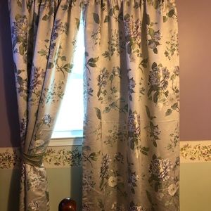 Comforter w/matching curtains, pillowcases